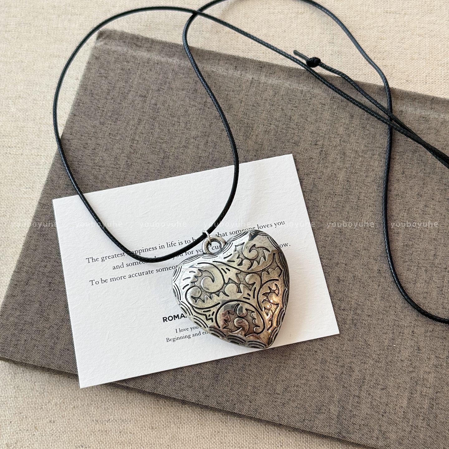 

Retro Silver Carved Heart Necklace - Elegant Women’s Sweater Chain & Versatile Accessory