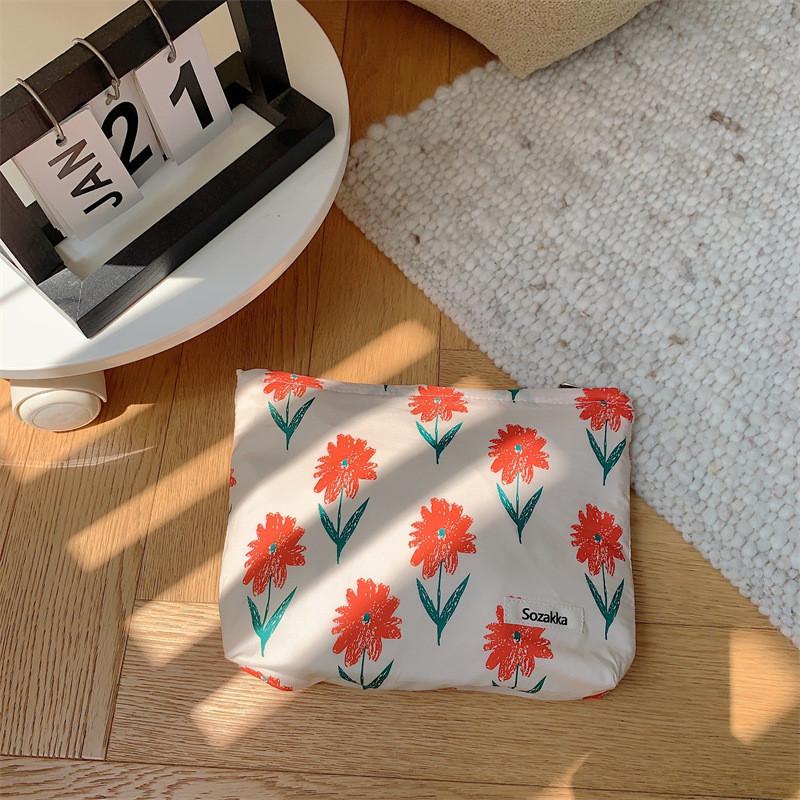 

Retro Fashion Flower Makeup Pouch Women s Chic Spacious Zip Closure Storage Bag Handheld Clutch StyleA