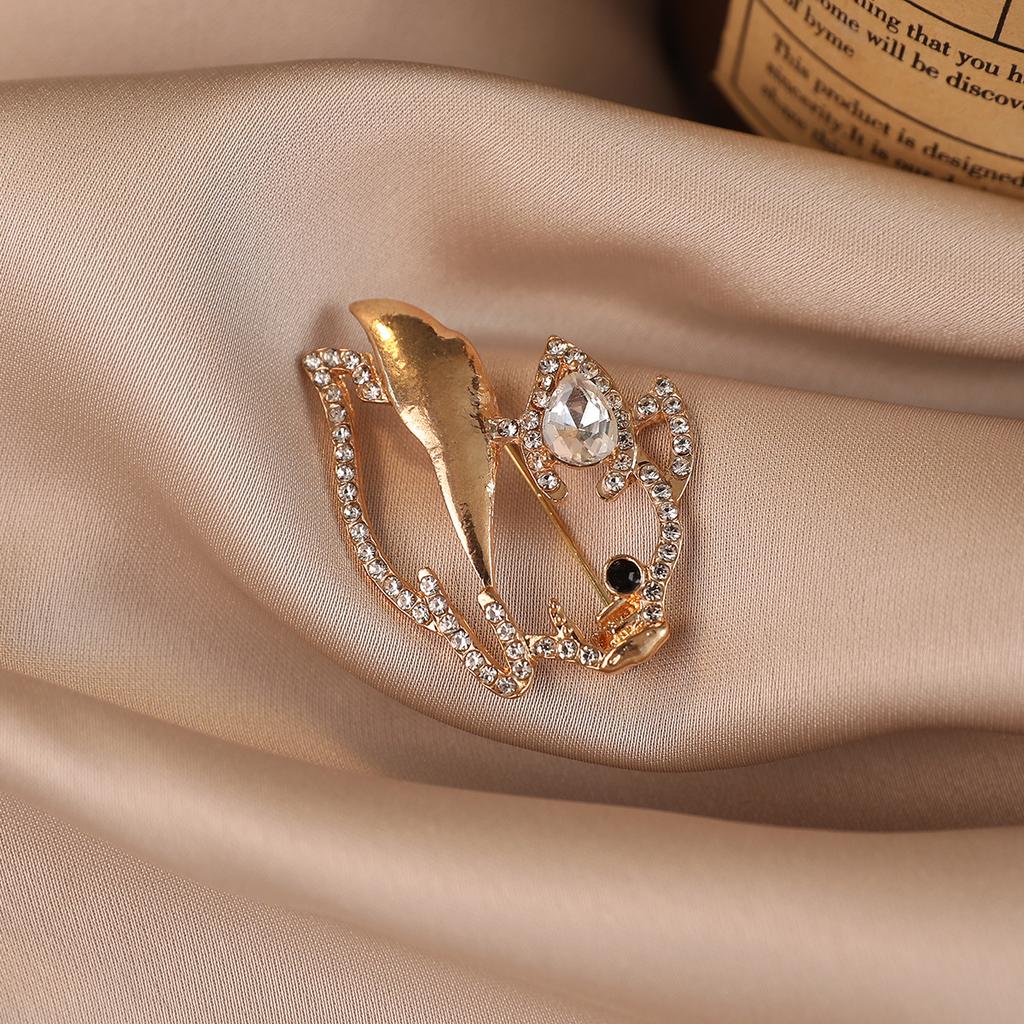 Fashionable Diamond-encrusted Animal Rabbit Brooch Cute and Unique Anti-exposure Brooch Versatile and Fixed Clothing Accessories