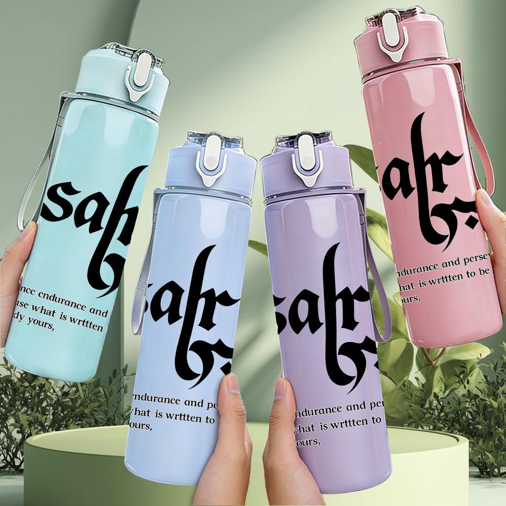 1PC Safir Cursive Minimal Letter 750ml Color Plastic Sports Water Bottle Leakproof Flip Straw Lid Suitable for Sports Office Home Use