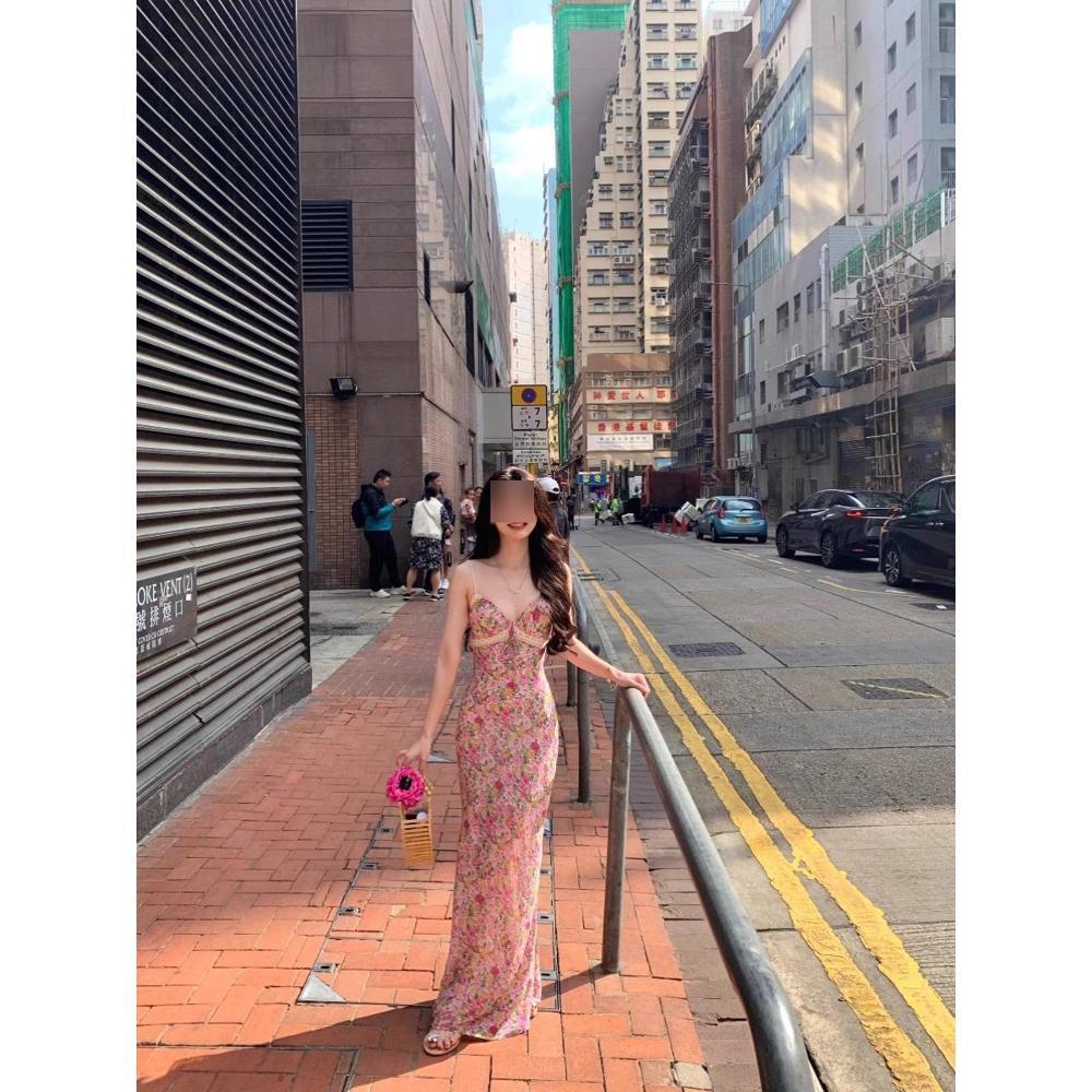 The hip-wrapped long skirt, the new casual women's clothing floral skirt in spring and summer, is super beautiful, and the suspender dress.