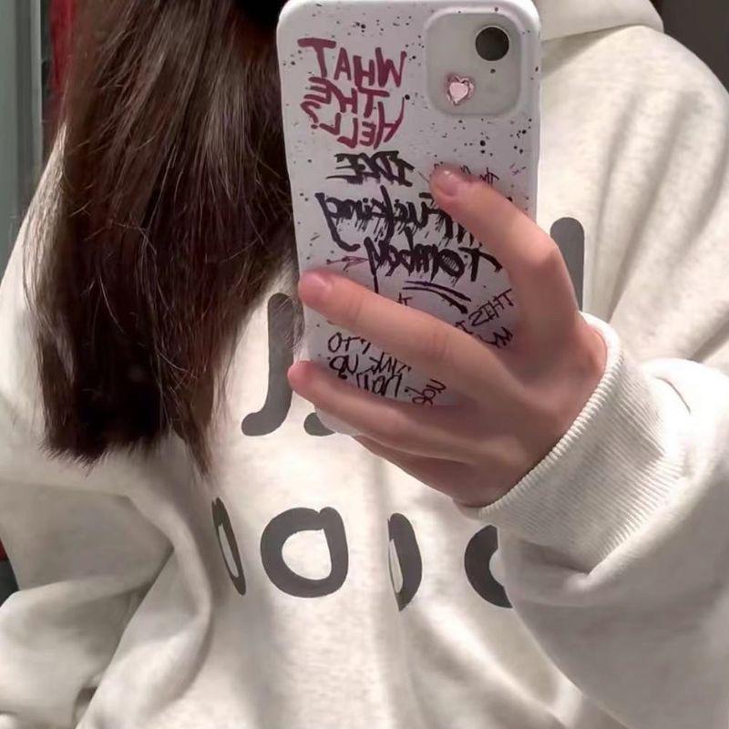 Graffiti anglický měkký obal pro iPhone 11/12/13/14 Pro/15 Pro Max v bílé barvě