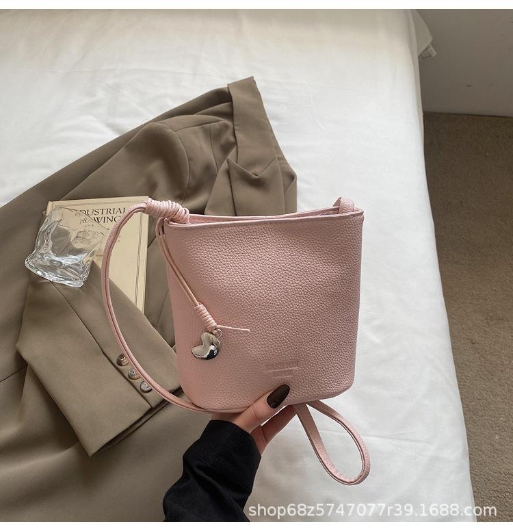 This year, the popular bucket bag, mobile phone bag, new women's bag, retro lychee pattern PU shoulder bag, niche casual messenger bag.