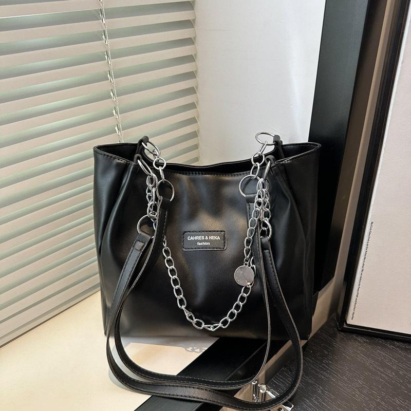 

Large capacity daily versatile tote bag, new niche single shoulder armpit bag, advanced sense, students commute to class чорний