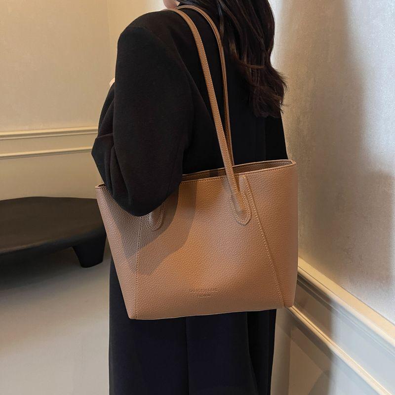 Einfache Große Damenhandtasche Herbst Winter Vintage Vielseitige Schultertasche Große Kapazität Pendler Tragetasche
