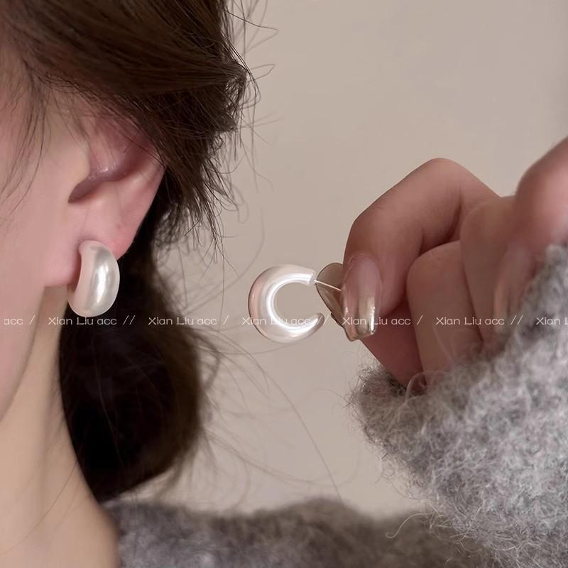 Korean retro c-shaped imitation pearl earrings, premium sense ring earrings, silver needle ear rings, femininity ear jewelry.