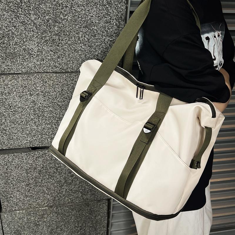 Take A Yoga Pad Yoga Bag Out. It Has A Large Capacity and Expandable Hand-held Travel Bag with A Handle