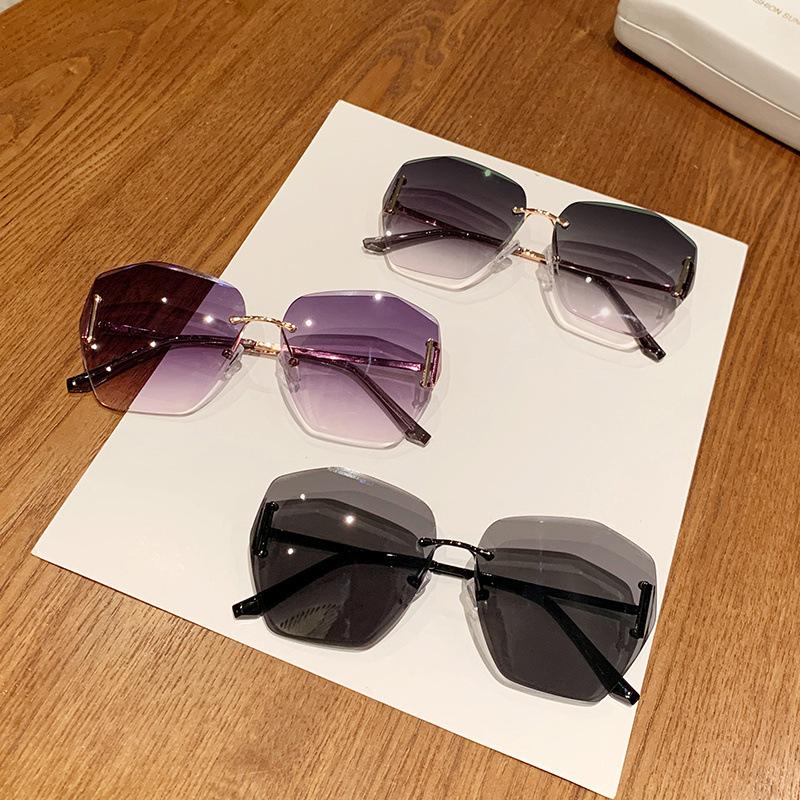 New fashionable rimless sunglasses, a popular style among influencers, offering UV protection and a slimming effect for women