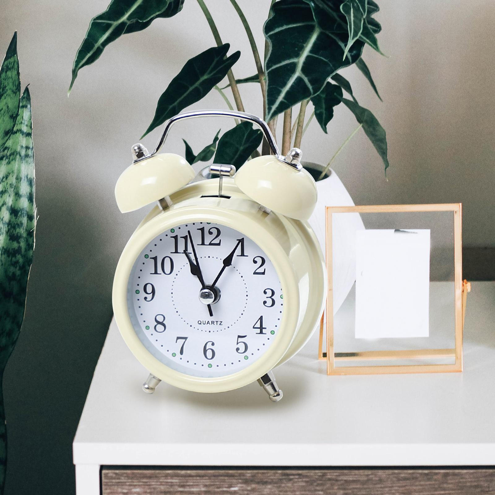 

Alarm Clock with Silent Ticking and Retro Design for Bedroom Decor бежевий