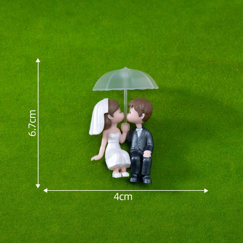 

1Pair Doll Umbrella-Holding Kissing Couple Figurines Ornament Lovers Figure Cake Decorations DIY Miniatures Desktop Decor Gifts