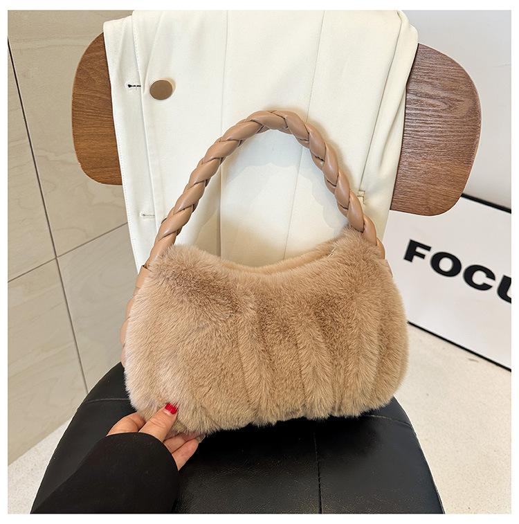 

Осенне-зимняя новая плетеная плюшевая сумка подмышкой, симпатичная, простая, нишевая, высокочувствительная, вместительная, универсальная женская сумка