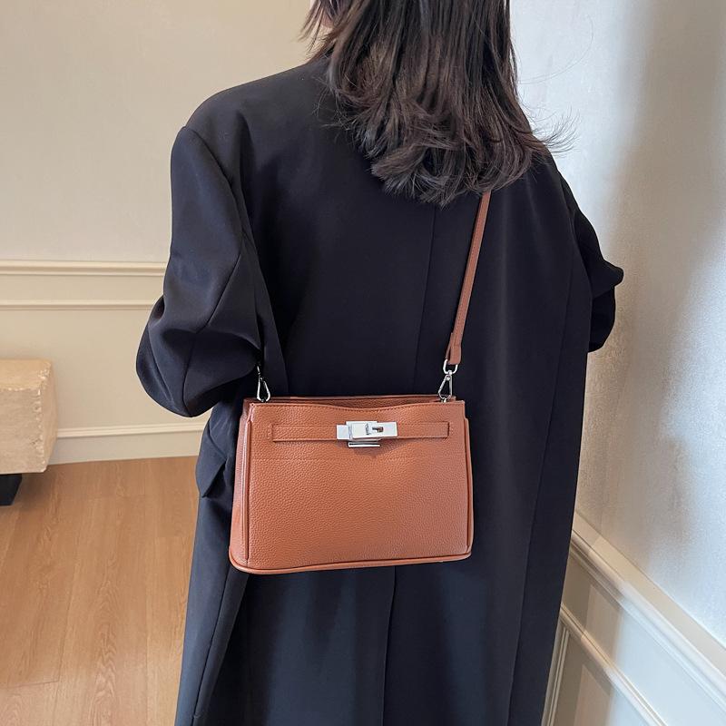 Large Capacity New Casual Shoulder Messenger Bag Fashionable Versatile Commuter Bag