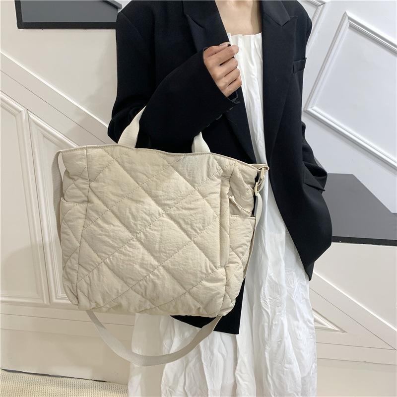 Going out for leisure Large capacity rhombus cotton bag New women's bag Fashion commuter shoulder messenger bag Portable tote bag