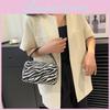 Stilvolle Mini-Kissen-Tasche Kleine quadratische Tragetasche mit Zebra-Leopardenmuster-Design für 2024
