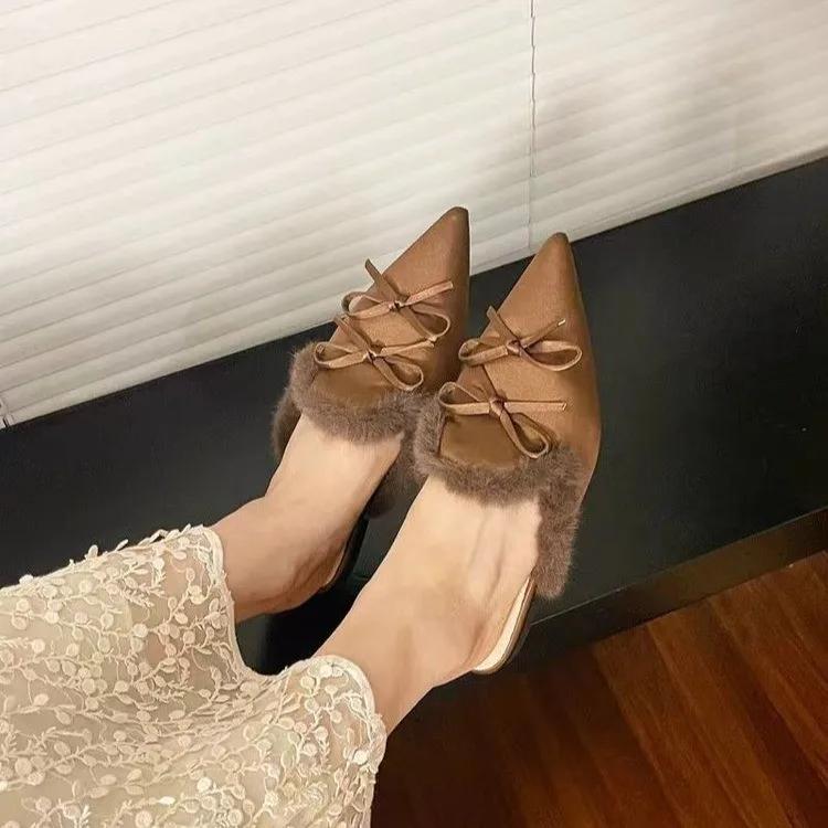 

Модные женские замшевые балетки с бантом, меховые тапочки, туфли-мюли с острым носком, зимний новый тренд 2025, сексуальные элегантные шлепанцы, туфли-слингбэки для платья, zapatos 35