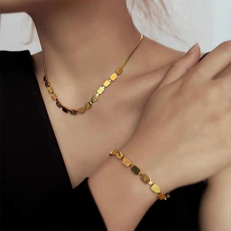 Náhrdelník Love Square Hadí kost Retro design Špičkové šperky Titanová ocel, Rovný kus