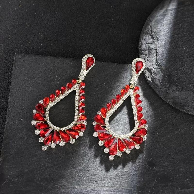 

Exaggerated and Unique Earrings, Stylish and Exquisite, Featuring Full Diamonds and Hollowed-out Droplet-shaped Pendants. красный