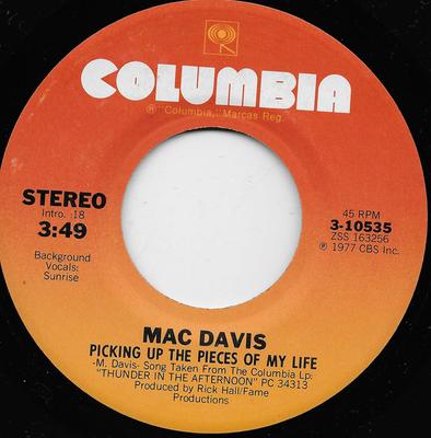 תקליט 7 אינץ' MAC DAVIS - Picking Up The Pieces Of My Life 310535 קולומביה 1977 ארה"ב פופ משומש