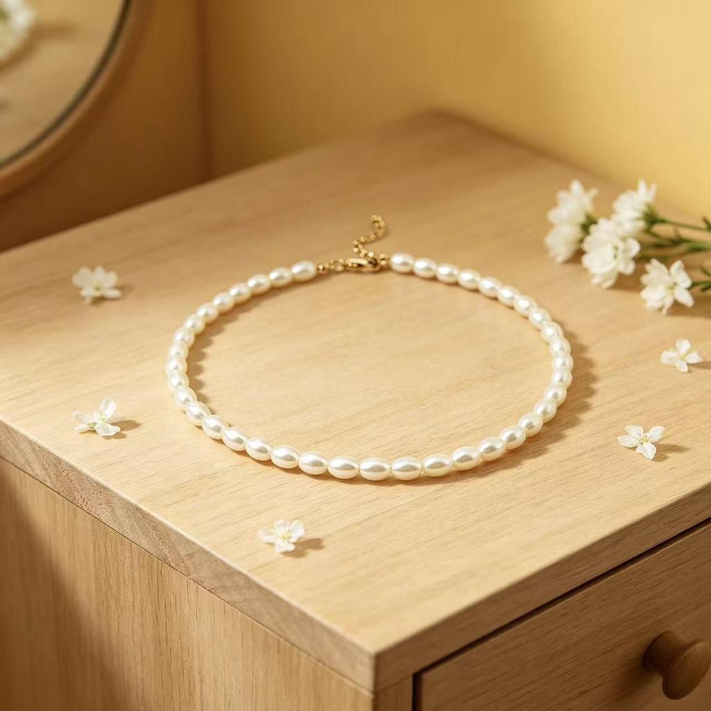 European & American Fashion Glass Pearl Necklace - Simple, Versatile, High-End Clavicle Chain for Women.