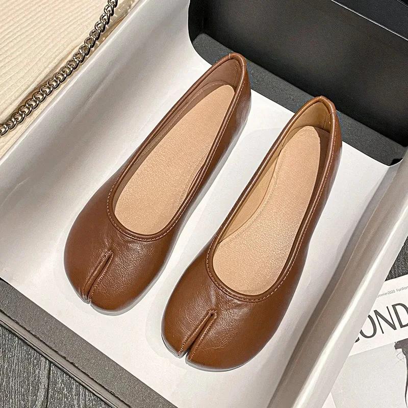 Split Toe Flat Shoes Woman Casual Tabi Ninja Flats Soft Leather Slip On Woman Trotters Moccasins Slippers Soft Bottom Loafers