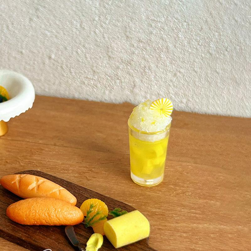 1/12 Puppenhaus Mini Ananas Smoothie Getränkebecher Modell Puppenhaus Mikro Szene Getränke Dekoration Schmuckstück Kinder Rollenspiel Spielzeug