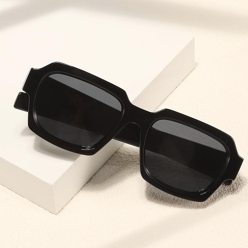 Retro square small frame women fashion sunglasses for outdoor street photo travel dark black glasses trendy