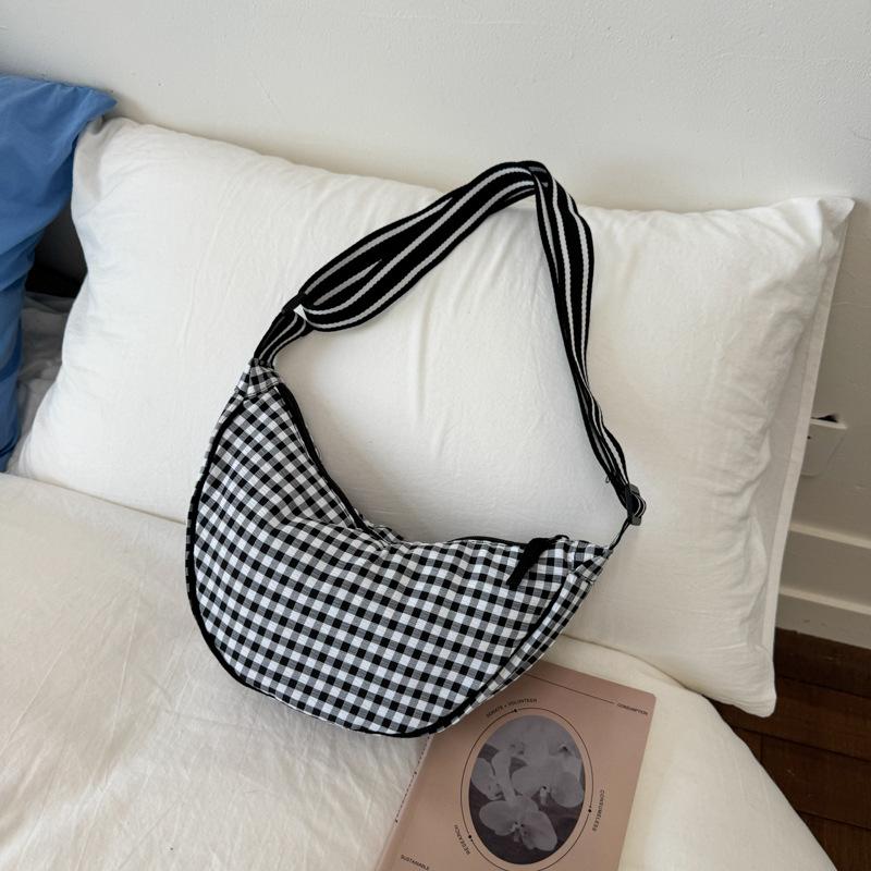 

Niche design dumpling bag new fashion messenger bag 2025 foreign style plaid personalized armpit bag casual shoulder bag чёрный