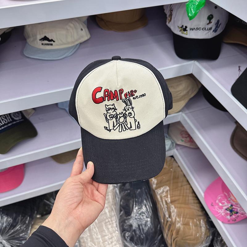 

Оптовая продажа из Кореи 2024 года, новая американская бейсболка с вышитыми буквами в стиле ретро для мужчин и женщин, контрастные цвета, показывающие лицо, маленькая кепка Head circumference 54-59CM чёрный