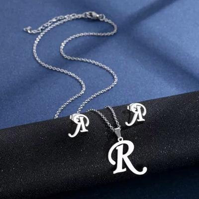 Ensemble collier et boucles d'oreilles avec pendentif lettre en acier inoxydable Chaîne réglable Bijoux Pendentif Cadeau pour Hommes et Femmes