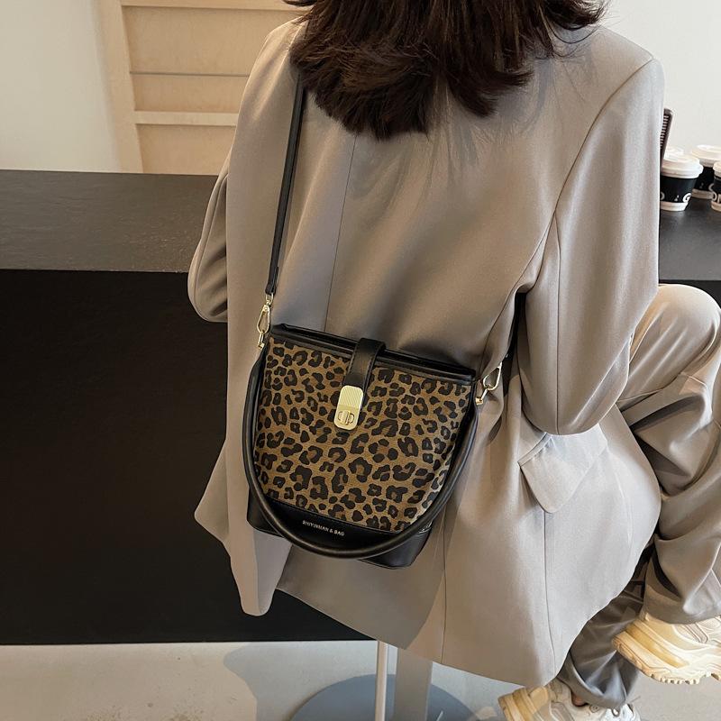 

Супер огненная нишевая сумка с леопардовым принтом женская 2025 новая популярная универсальная сумка-мессенджер изысканная портативная сумка-ведро 20*10*18 чёрный