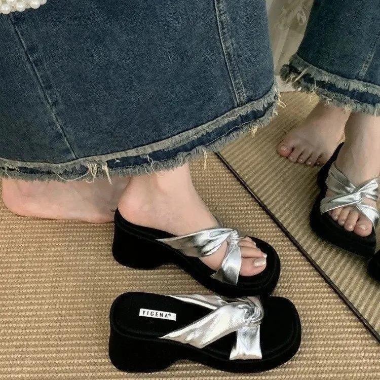 

Мода Лето 2025 Новый Стиль Женские Шлепанцы Квадратный Носок Толстая Подошва Серебристый Цвет Плоские Сандалии Повседневные Удобные Модные Женские 40 серебряный