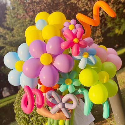 Kytice balónků k narozeninám internetové celebrity Daisy a pikniková dekorační sada