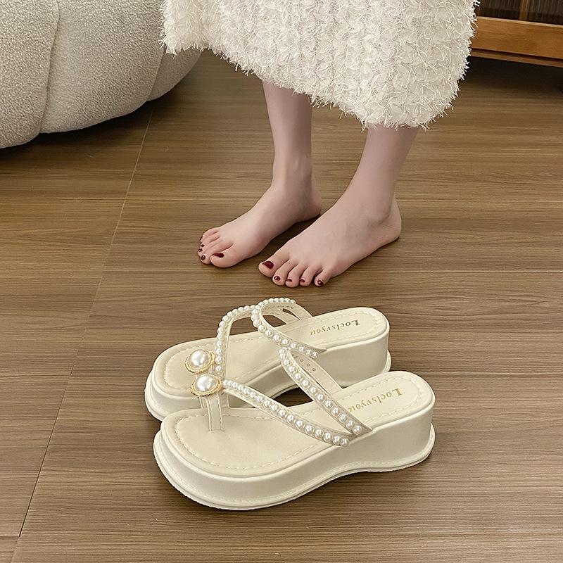 Platform Slippers Women's Summer Wear 2025 New Fashion Pearl Sandals Muffin Bottom Middle Heel One-word Beach Shoes