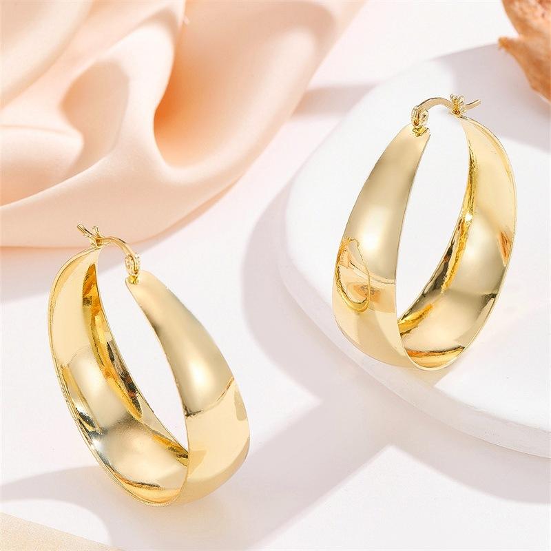 Simple and Elegant Smooth Surface C-shaped Earrings, Retro and Niche Geometric Stud Earrings