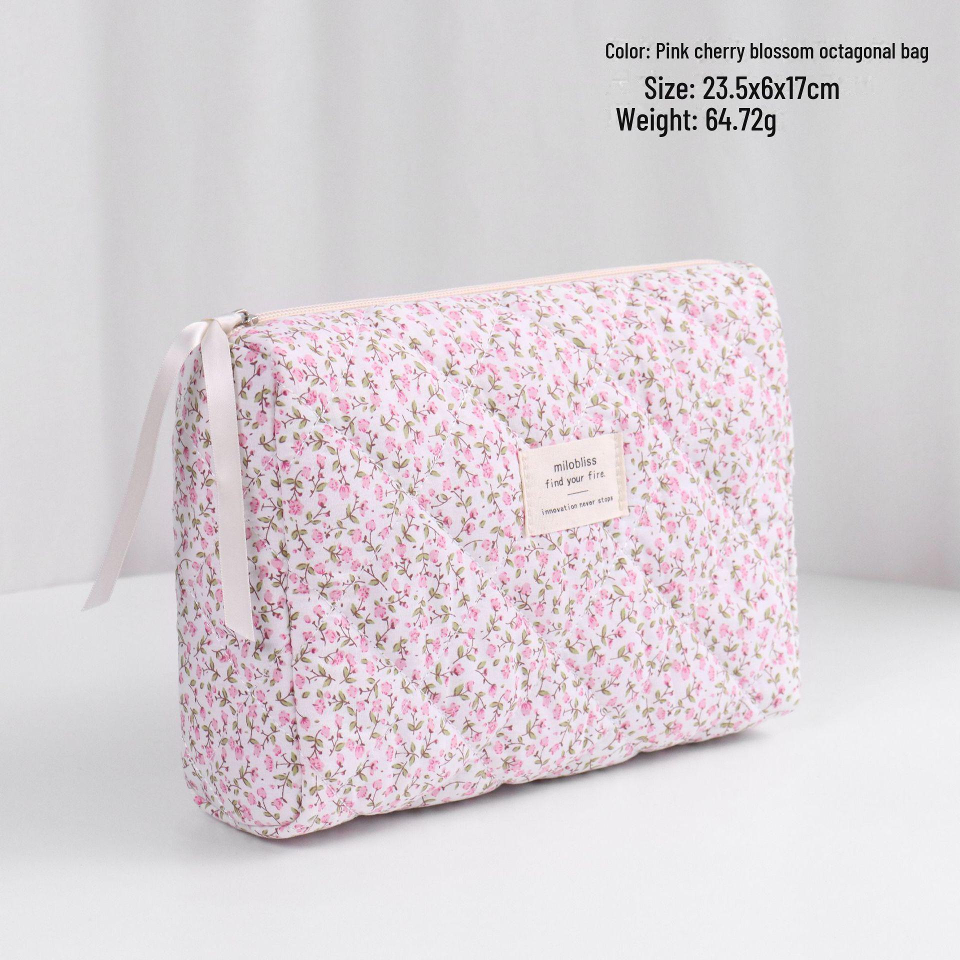

Вместительная стеганая косметичка с цветочным узором cherry blossom octagonal bag розовый
