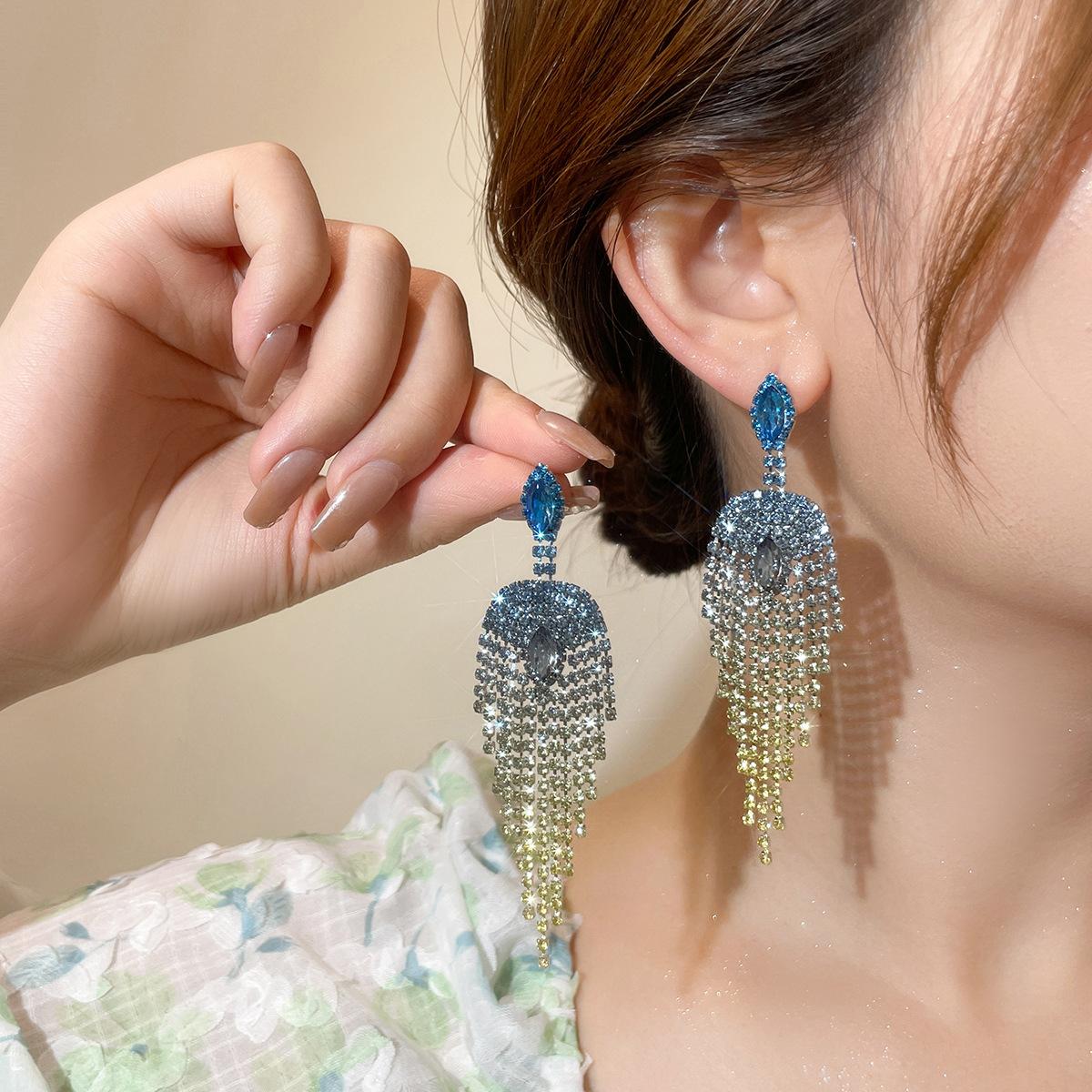 

New gradual change color feather full diamond tassel earrings