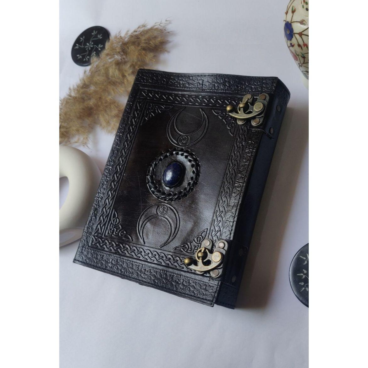 

Журнал из кожи: Тисненная Книга Теней с тройной луной 10 x 7 in