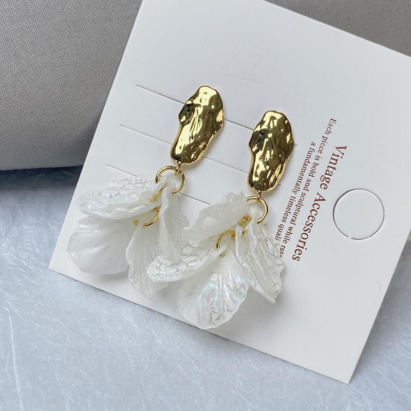 

Elegant White Flower Laser Petal Goldfish Tail Earrings: French Niche Design