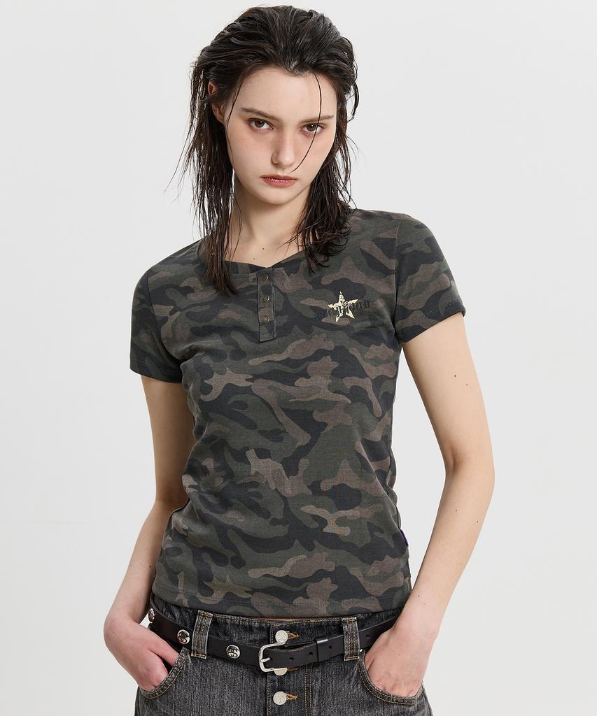 HOODHOOD Stern Logo Camo Henley-Kragen Kurzarm T-Shirt Khaki