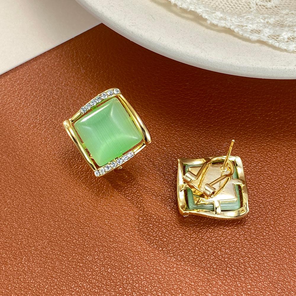 Elegant Green Rhombus Cat's Eye Stud Earrings for Women – Exquisite Light Luxury Design
