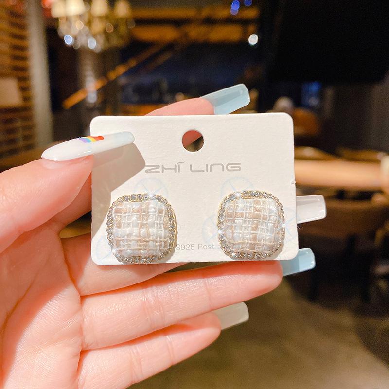 Stylish and simple square high-end stud earrings, women's geometric versatile temperament earrings, elegant and atmospheric earrings.