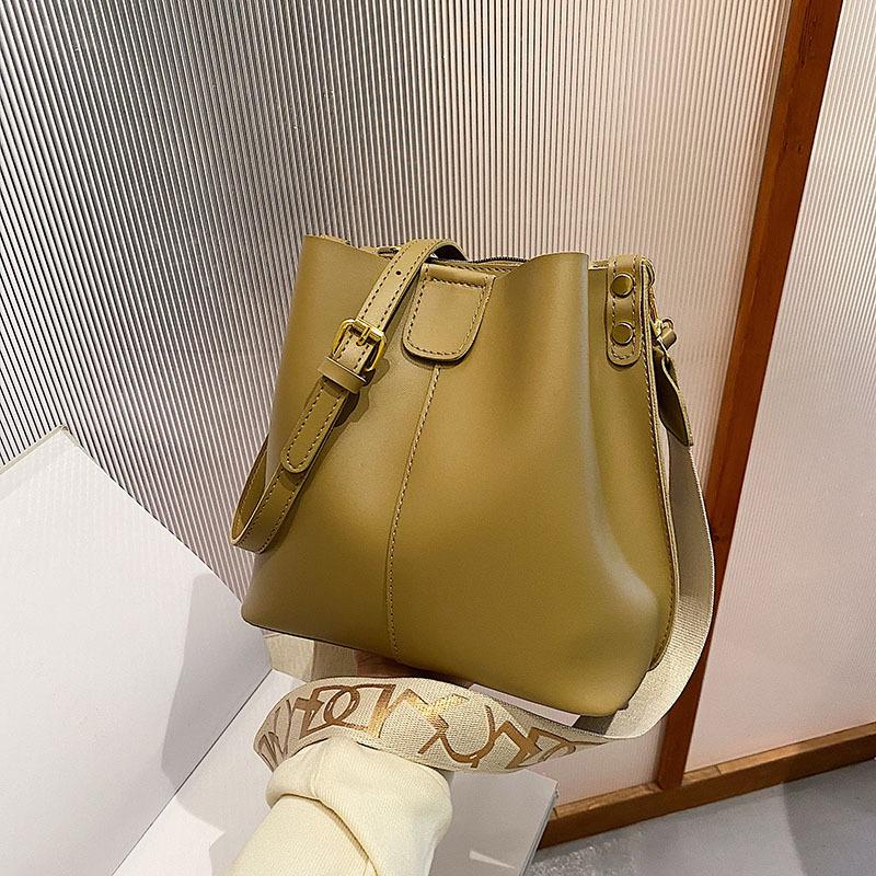 2026 New Korean Women's Bag Simple Casual Fashion Shoulder Handbag Simple Versatile Texture Bucket Bag