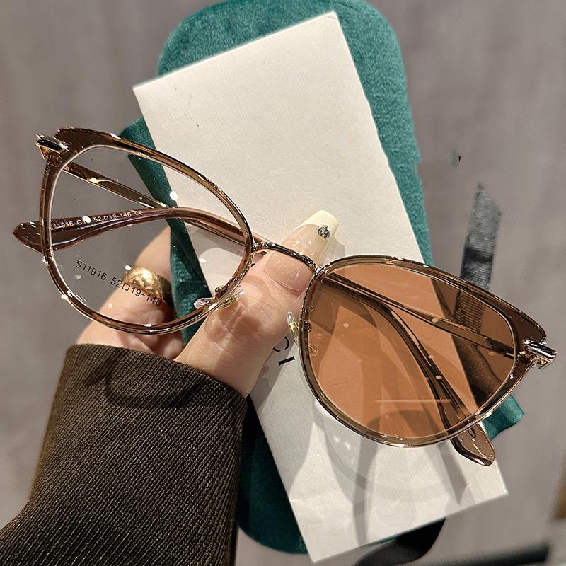Retro Ultra Light Cat Eye Frame Photochromic Myopia Glasses High-end Color Changing Glasses Anti Blue Light Near Sight Glasses