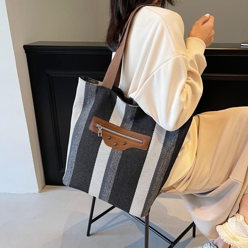 Autumn and winter large-capacity contrasting striped shoulder bag women's new fashion class commuter tote bag