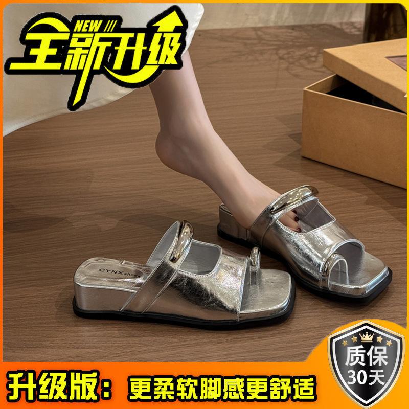 Französisches Zehen-Set mit niedrigem Absatz, coole Hausschuhe für Damen-Sommer-Oberbekleidung, 2025 neue Modelle mit Rock-Temperament, Keilabsatz, Ein-Wort-Sandalen