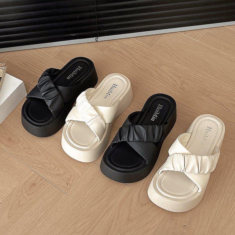 Bära tofflor utomhus, fe-stil, nytt Xiaoxiangfeng-temperament sommaren 2025, mångsidiga sandaler, strandtofflor med tjock sula