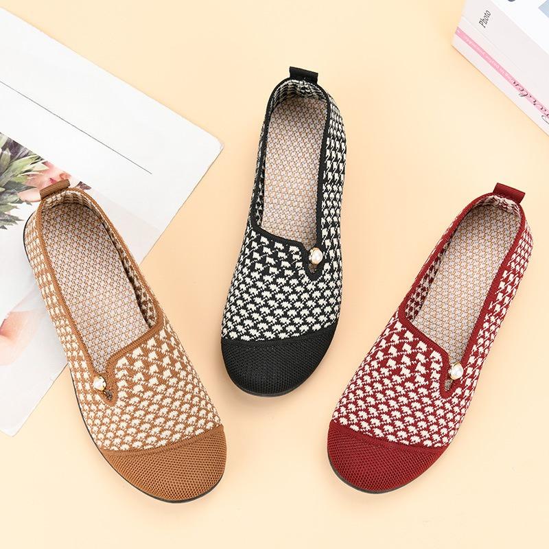 Spring and Autumn Shoes Are Breathable. Wearing Cloth Shoes on One Foot Is Comfortable and Versatile for Women