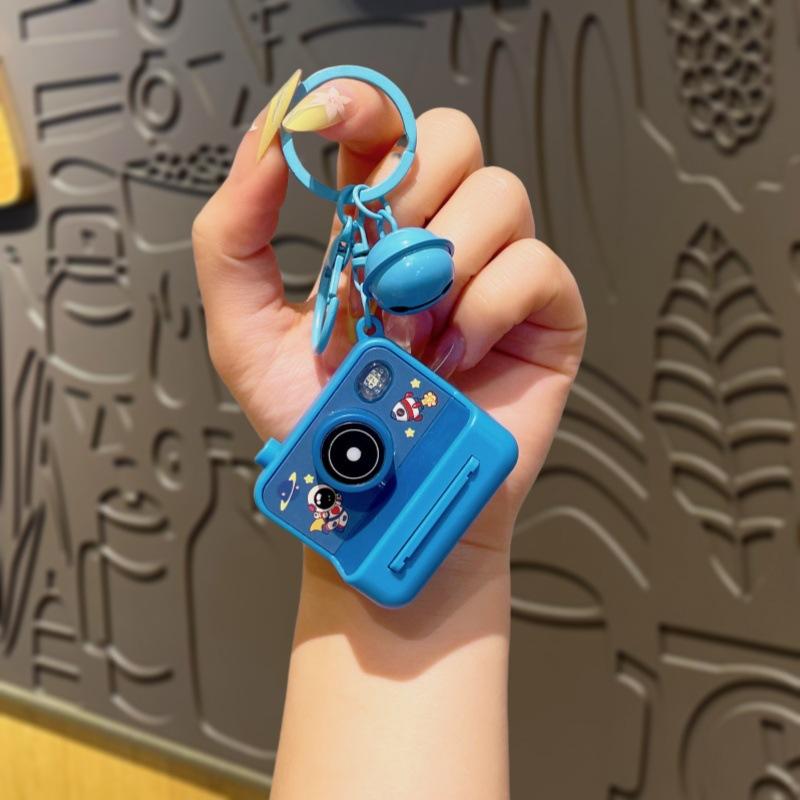 

Светящийся брелок-камера, Маленький подарочный пакет, Маленькая подвеска, Подвеска для школьного рюкзака для пары Astronaut