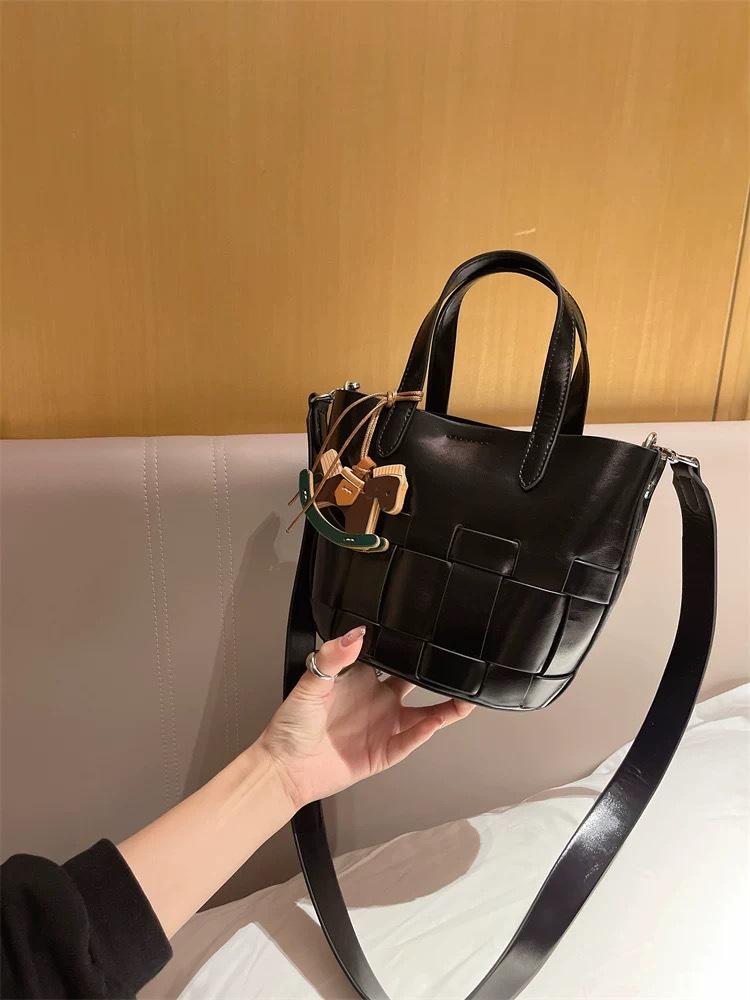 

2025 Новая Высококачественная Женская Сумка-Ведро Кроссбоди Ручной Работы чёрный