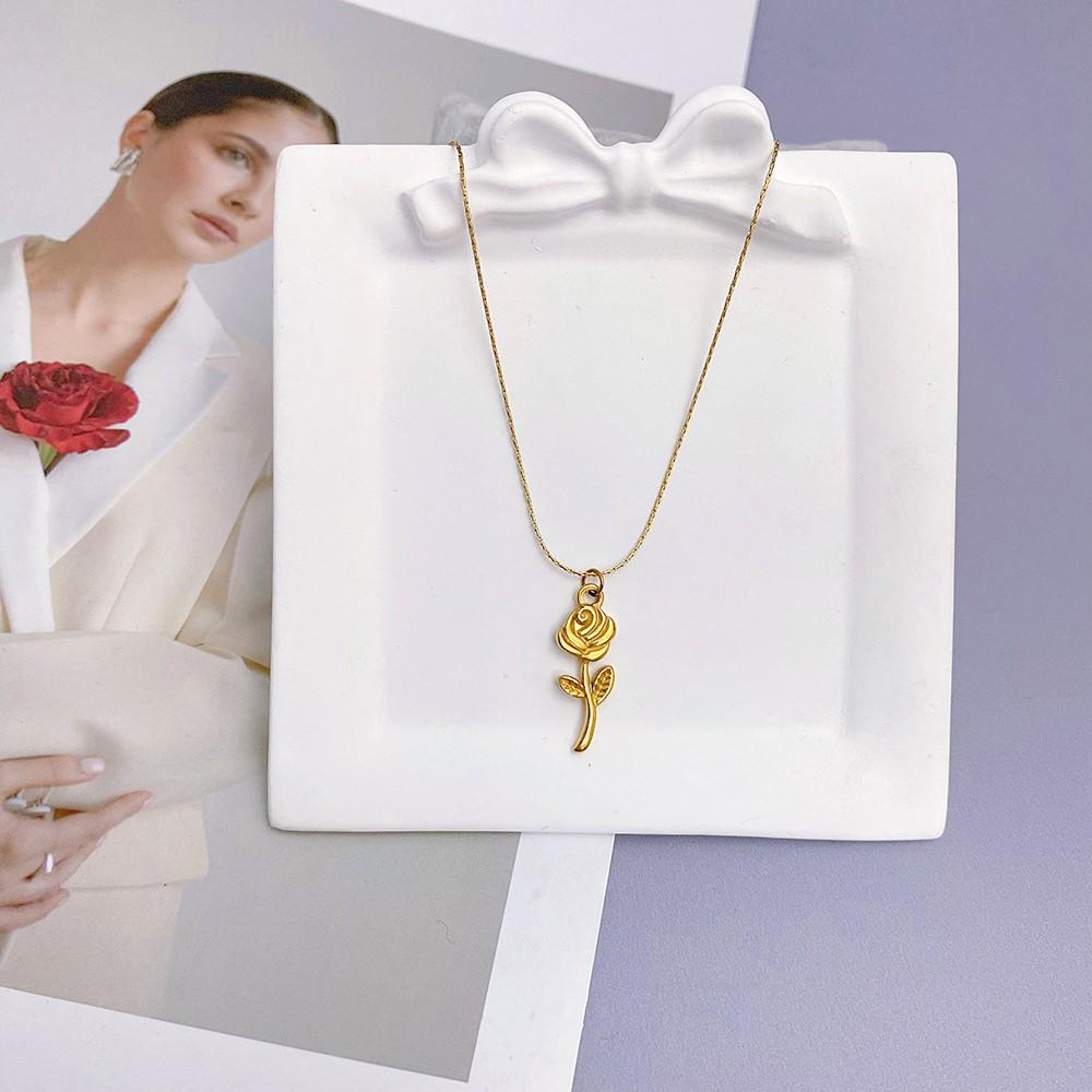 Elegante Collar Floral de Rosa 3D: Acero de Titanio Chapado en Oro de 18 Quilates, Diseño Francés Europeo